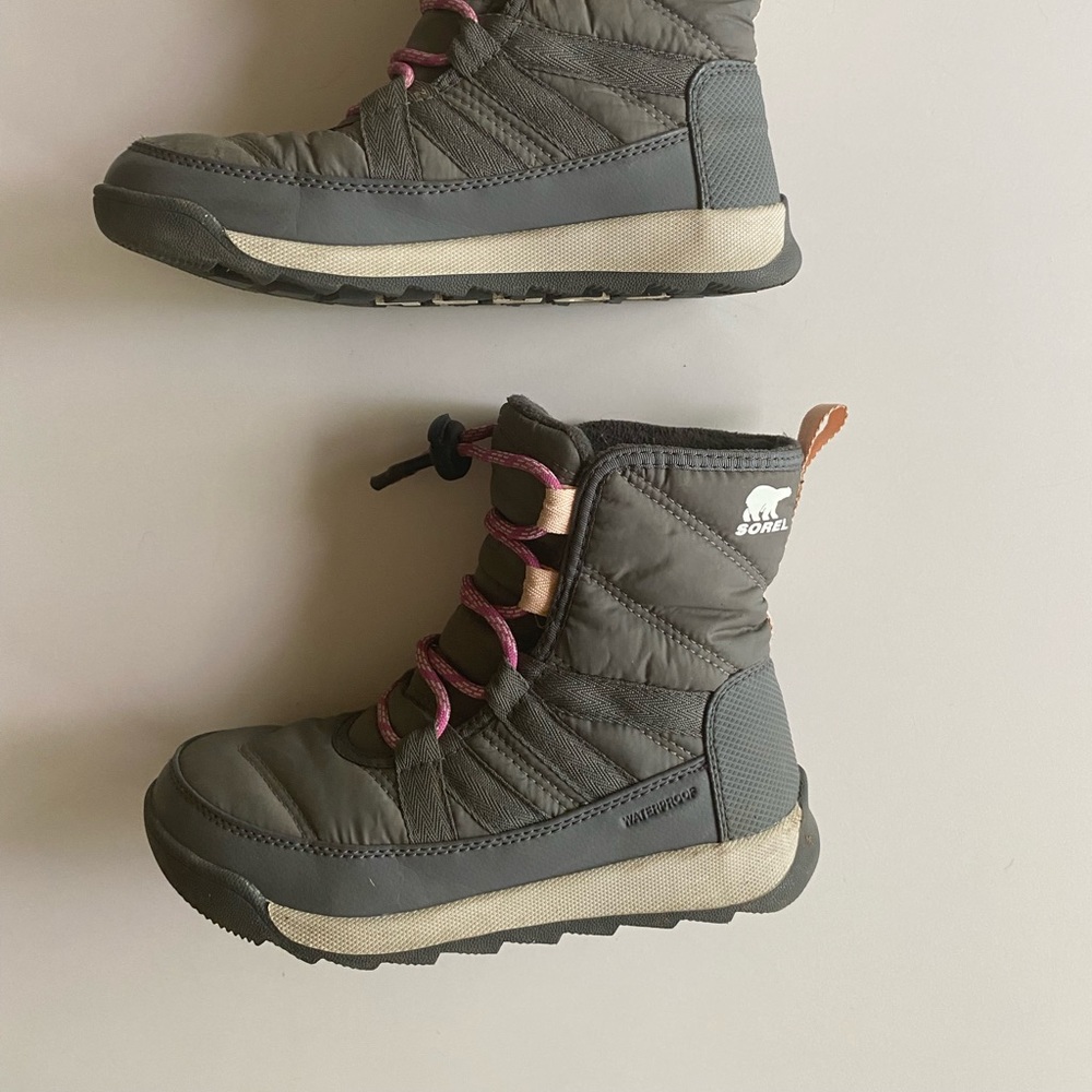 SOLD  Sorel Whitney II Short size 1. Gently used. Lots more wear in these 🫶